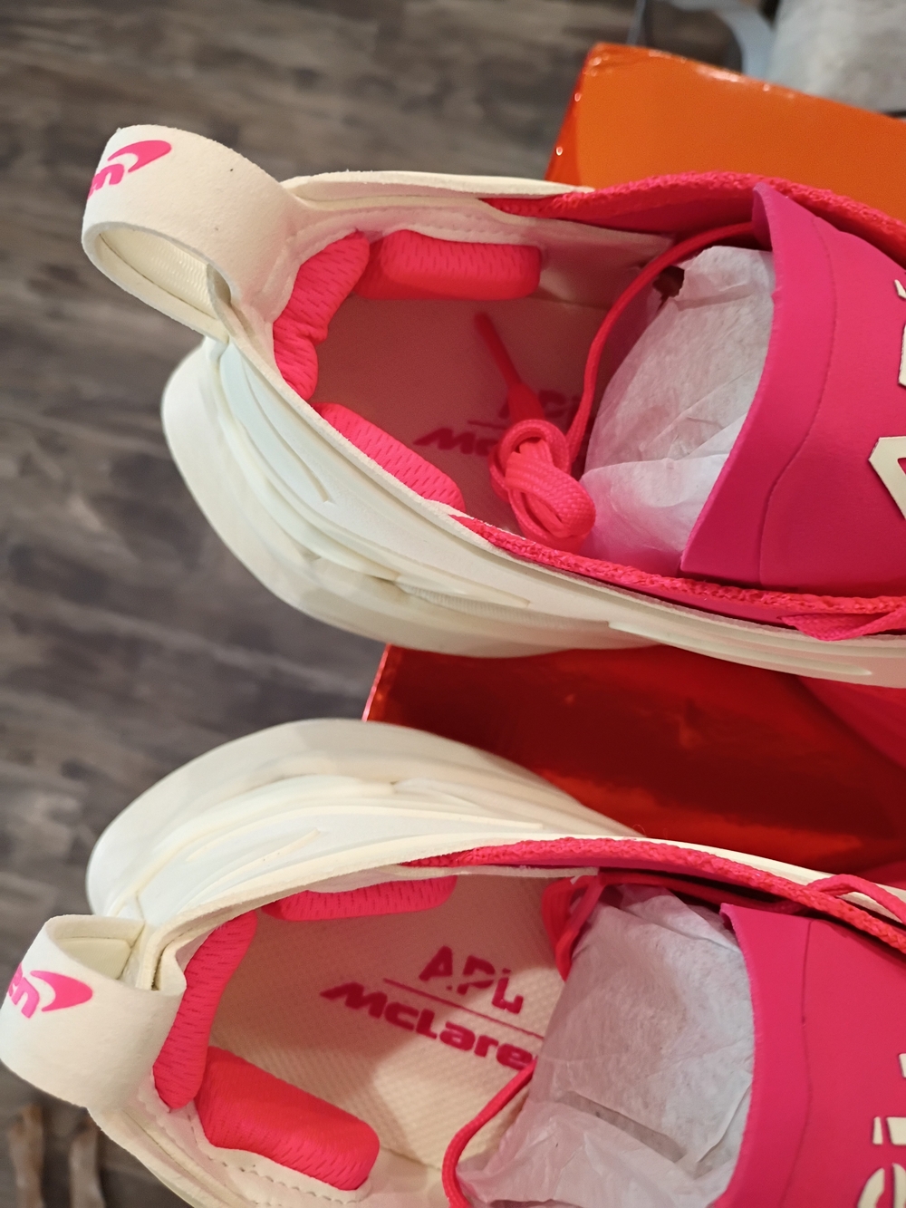 APL McLaren Hyspeed Men's Magenta & Cream Athletic Shoes New - Picture 6 of 16